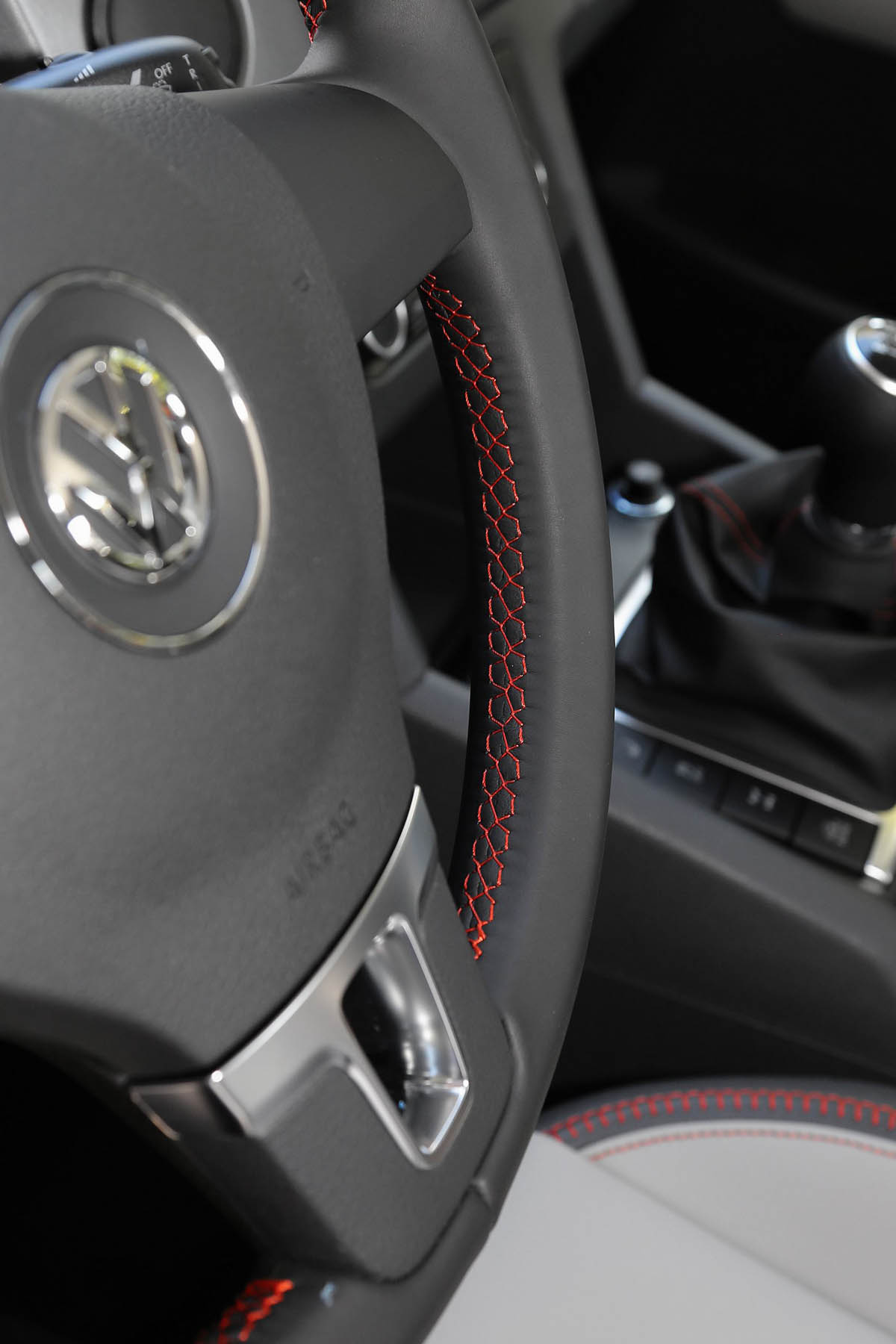 Volkswagen Amarok Canyon steering wheel stitching