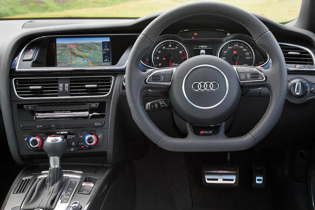 Audi RS4 Avant steering wheel interior