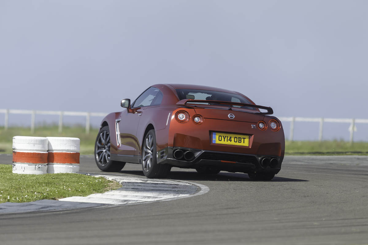 Ferrari 458 Speciale v Nissan GT-R track video