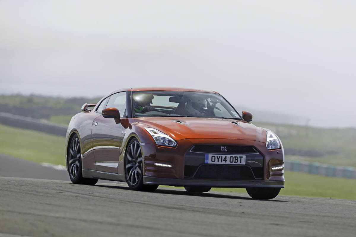Ferrari 458 Speciale v Nissan GT-R track video