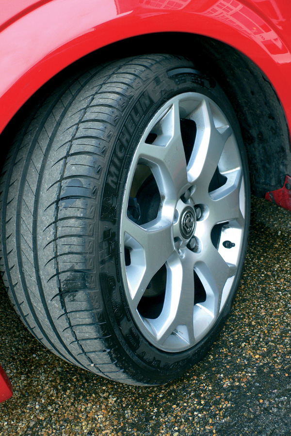 Vauxhall Astra VXR tyre