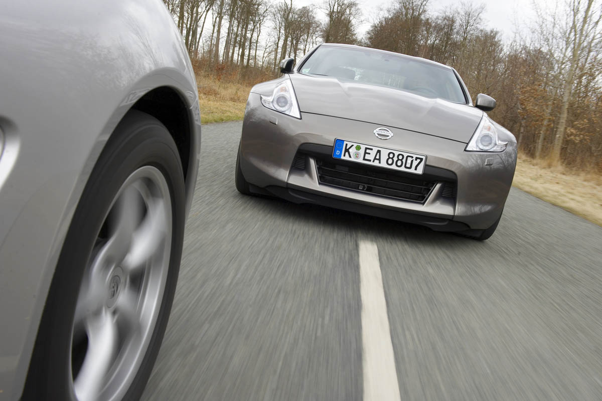 Porsche Cayman v Nissan 370Z GT