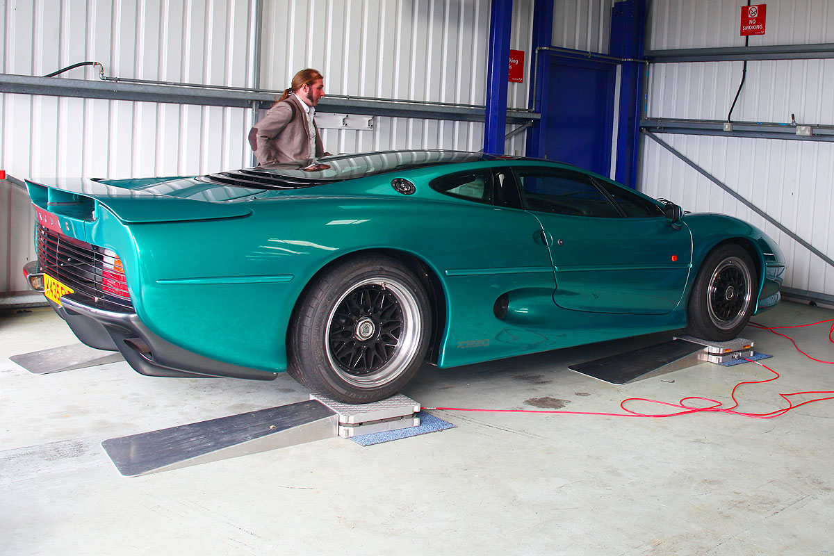 Jaguar XJ220