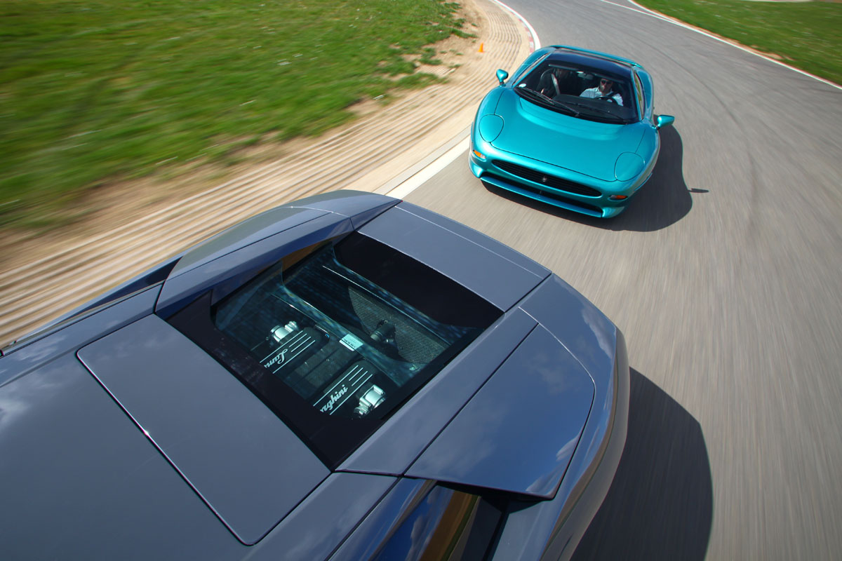 Lamborghini Murcielago LP640 v Jaguar XJ220