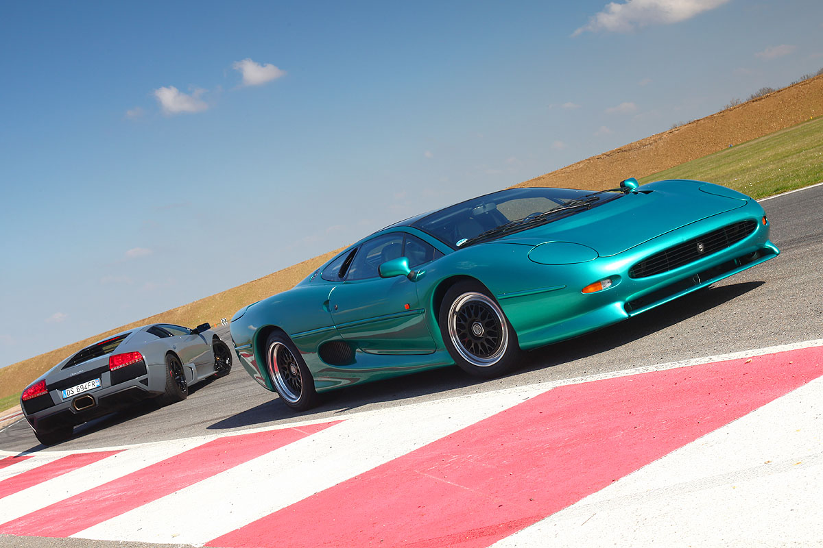 Lamborghini Murcielago LP640 v Jaguar XJ220
