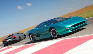 Lamborghini Murcielago LP640 v Jaguar XJ220