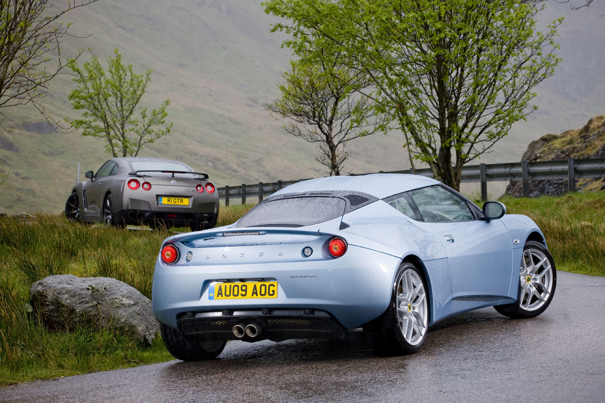 Lotus Evora v Nissan GT-R