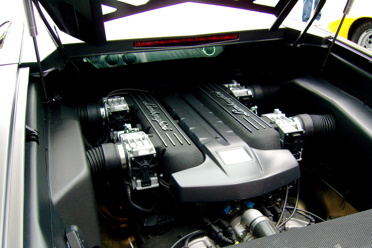 Lamborghini Murcielago LP670-4 SV engine