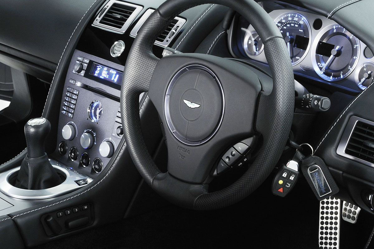 Aston Martin V8 Vantage interior