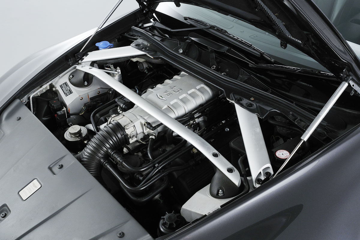 Aston Martin V8 Vantage engine