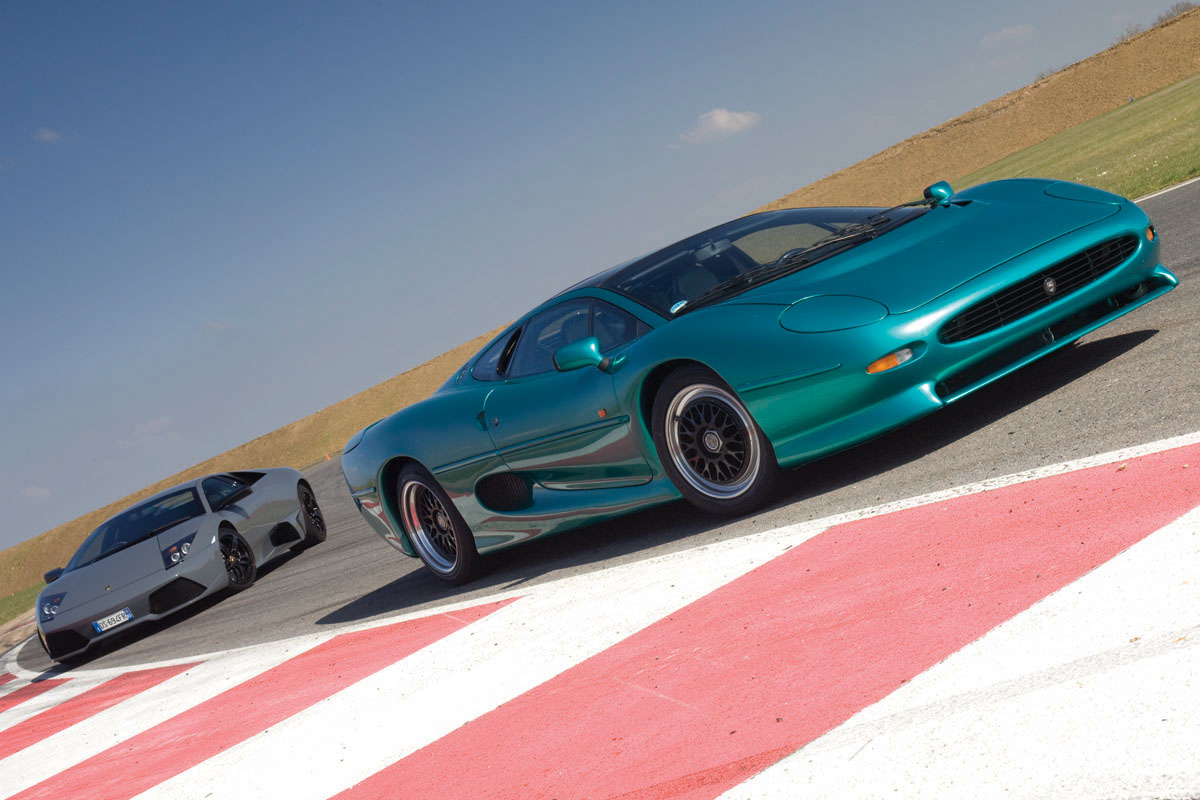 Murcielago LP640 v Jag XJ220