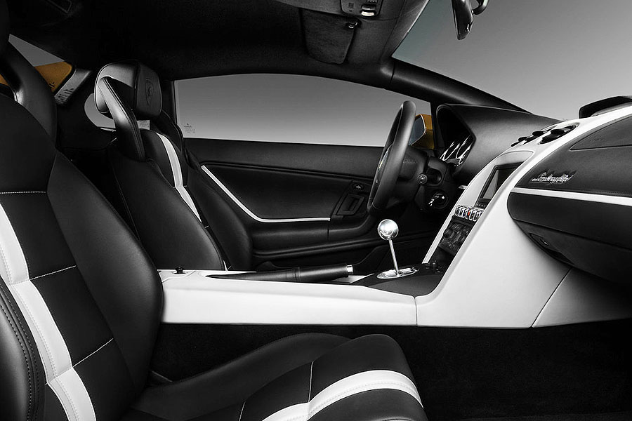 Lamborghini LP550-2 Valentino Balboni interior