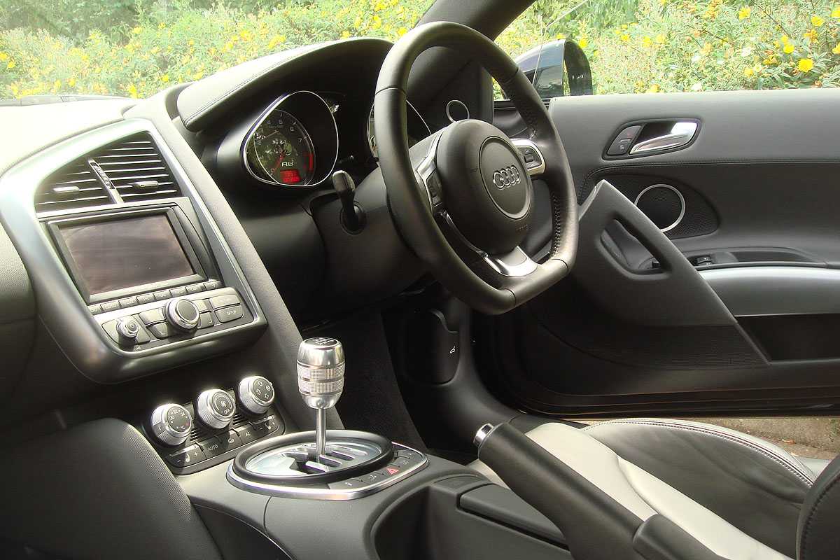Audi R8 V8 interior