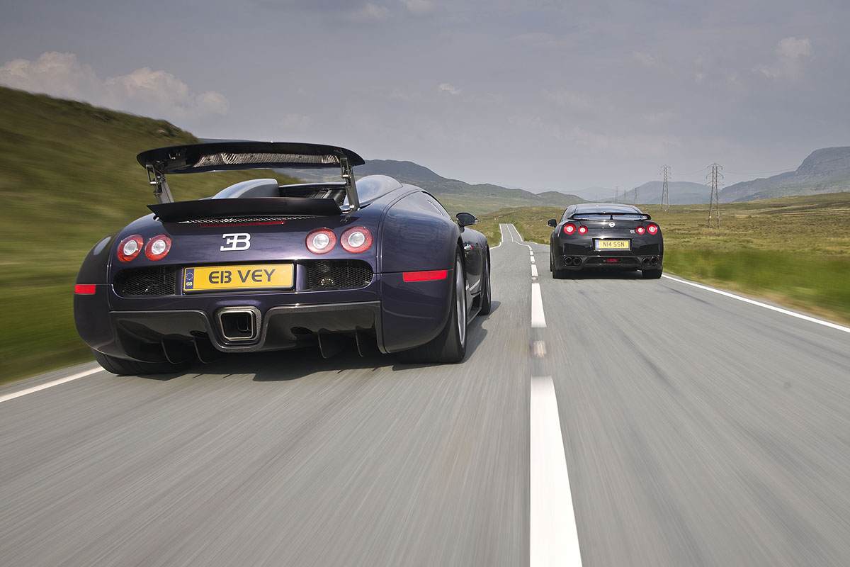 Nissan GT-R v Bugatti Veyron