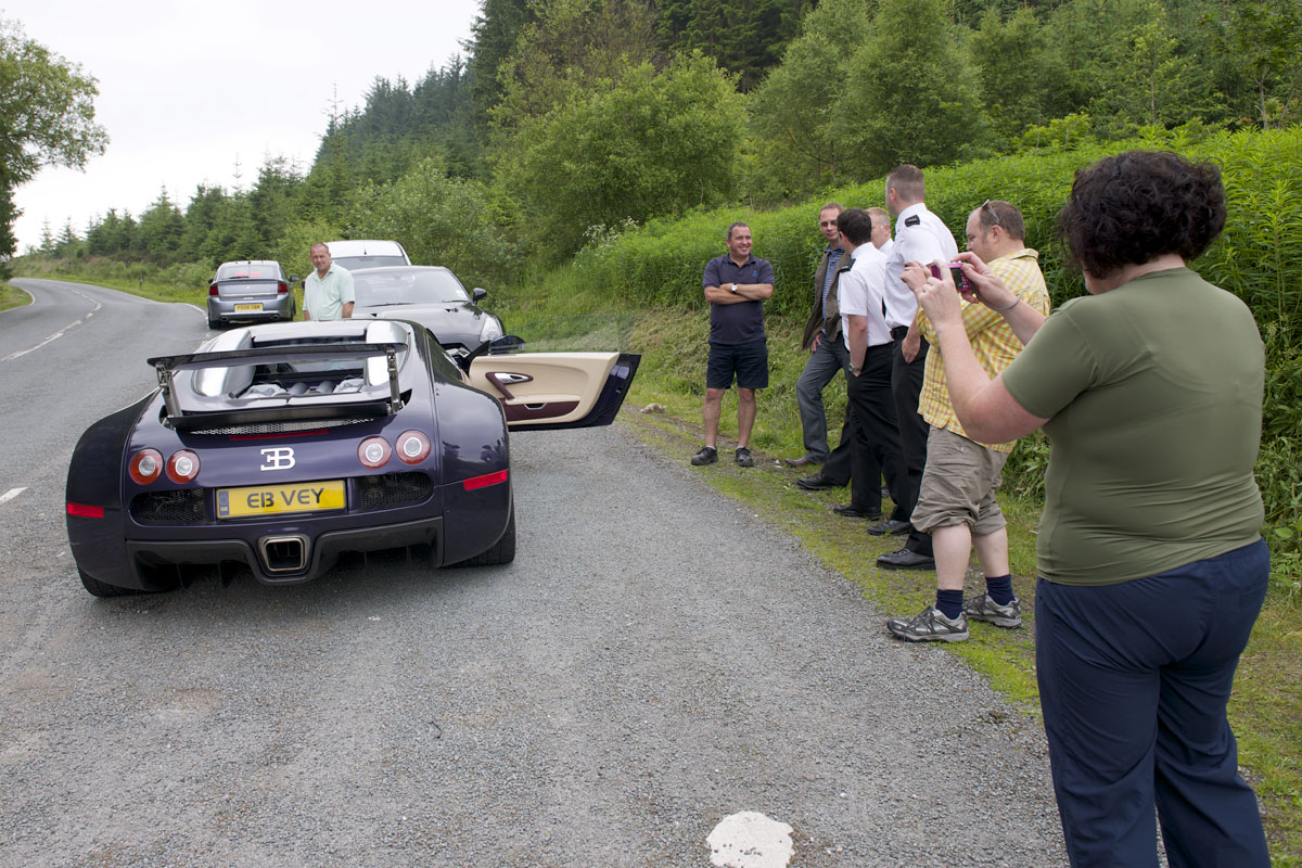 Nissan GT-R v Bugatti Veyron