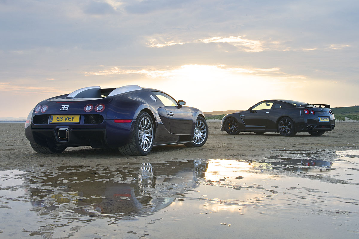 Nissan GT-R v Bugatti Veyron