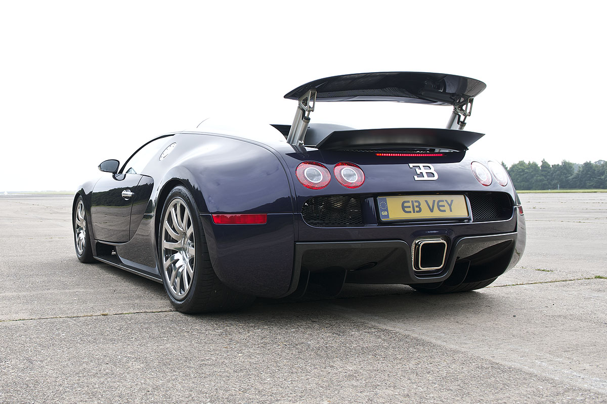 Nissan GT-R v Bugatti Veyron