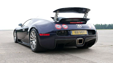 Nissan GT-R v Bugatti Veyron