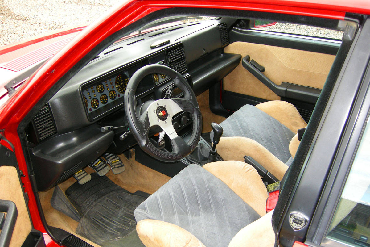 Lancia Delta Integrale interior