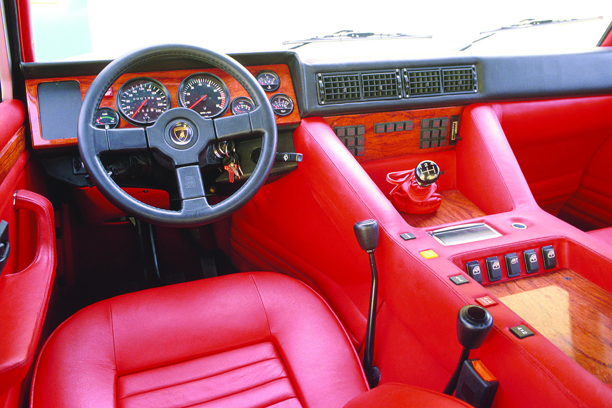 Lamborghini LM002 interior