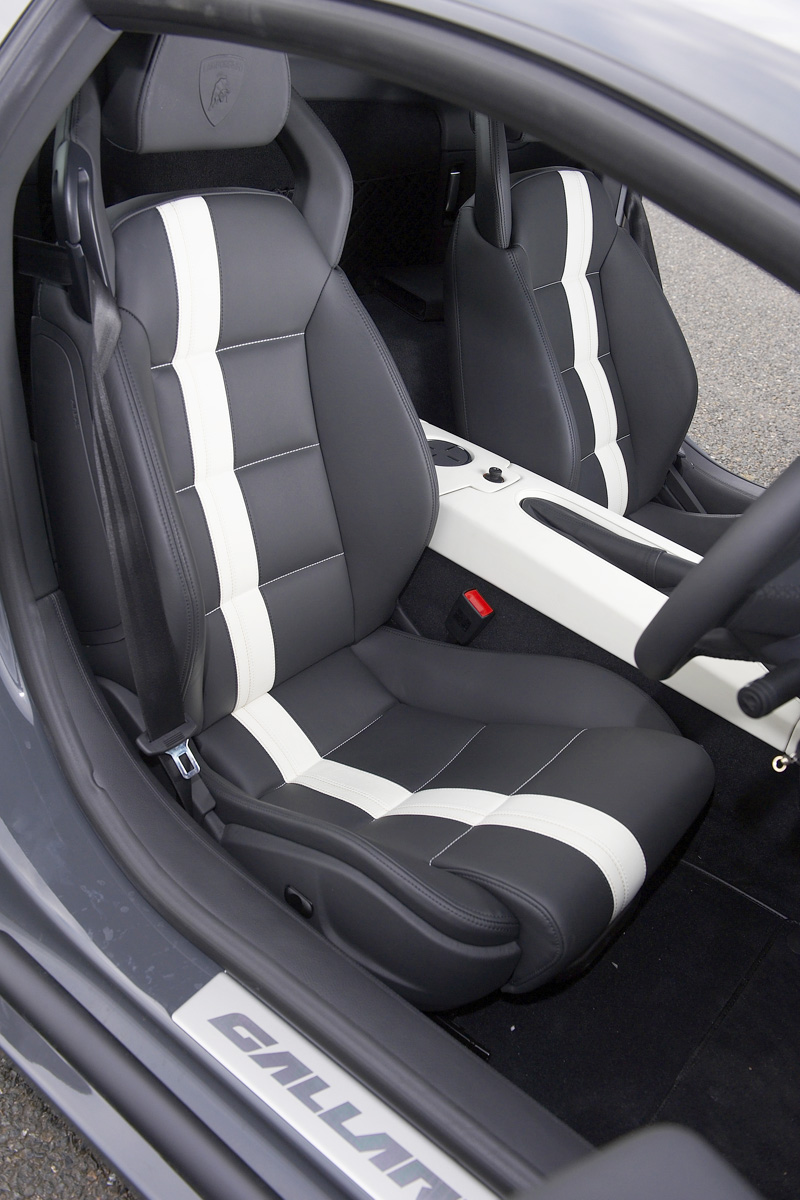 Lamborghini LP550-2 interior