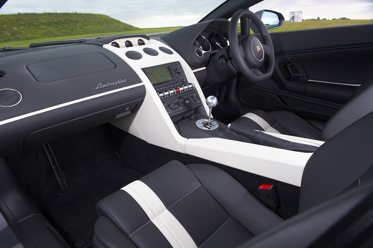 Lamborghini LP550-2 interior
