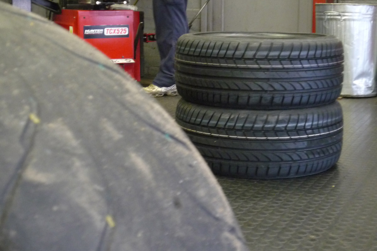 Renaultsport Mégane R26.R tyre change