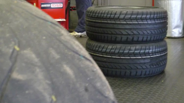 Renaultsport Mégane R26.R tyre change