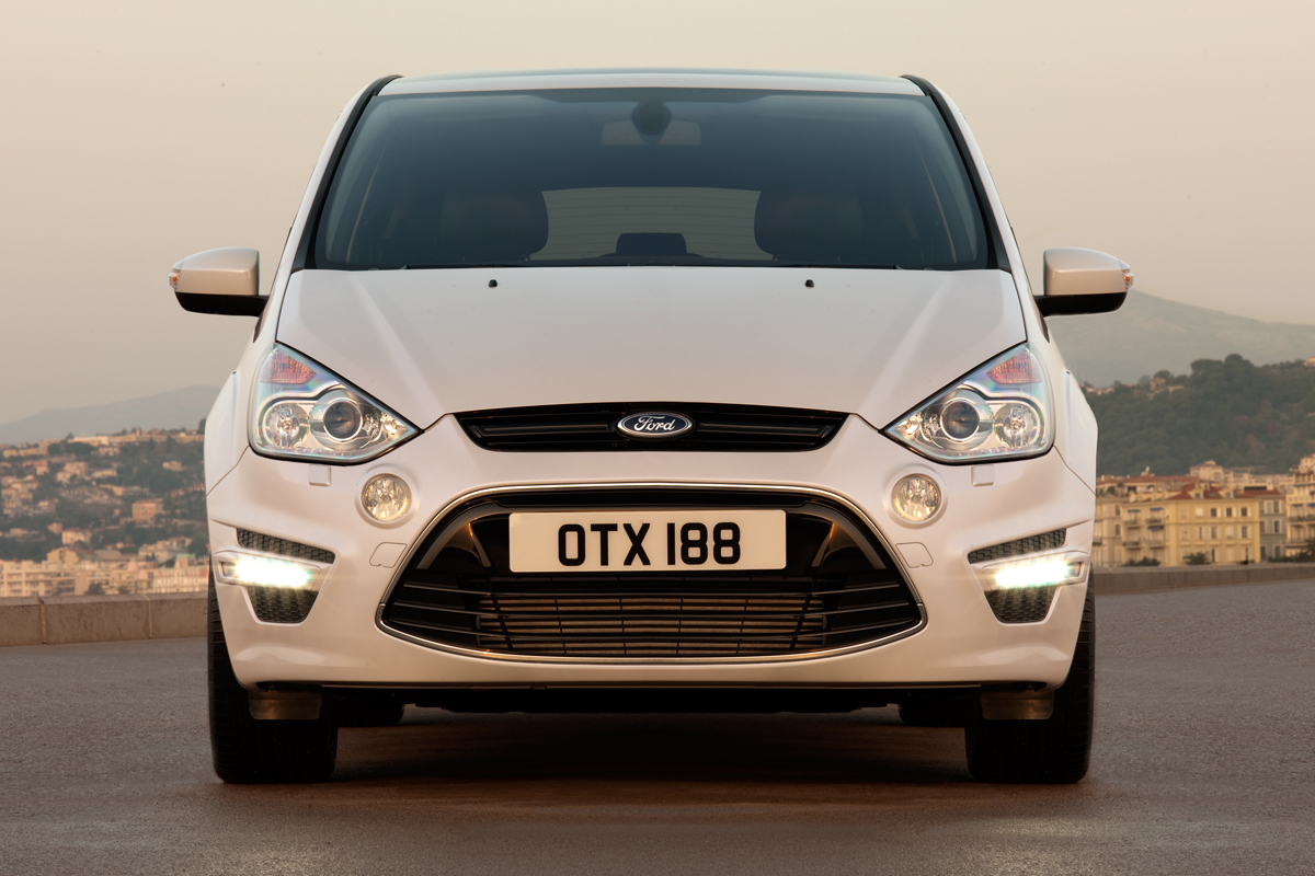 Ford S-MAX front view