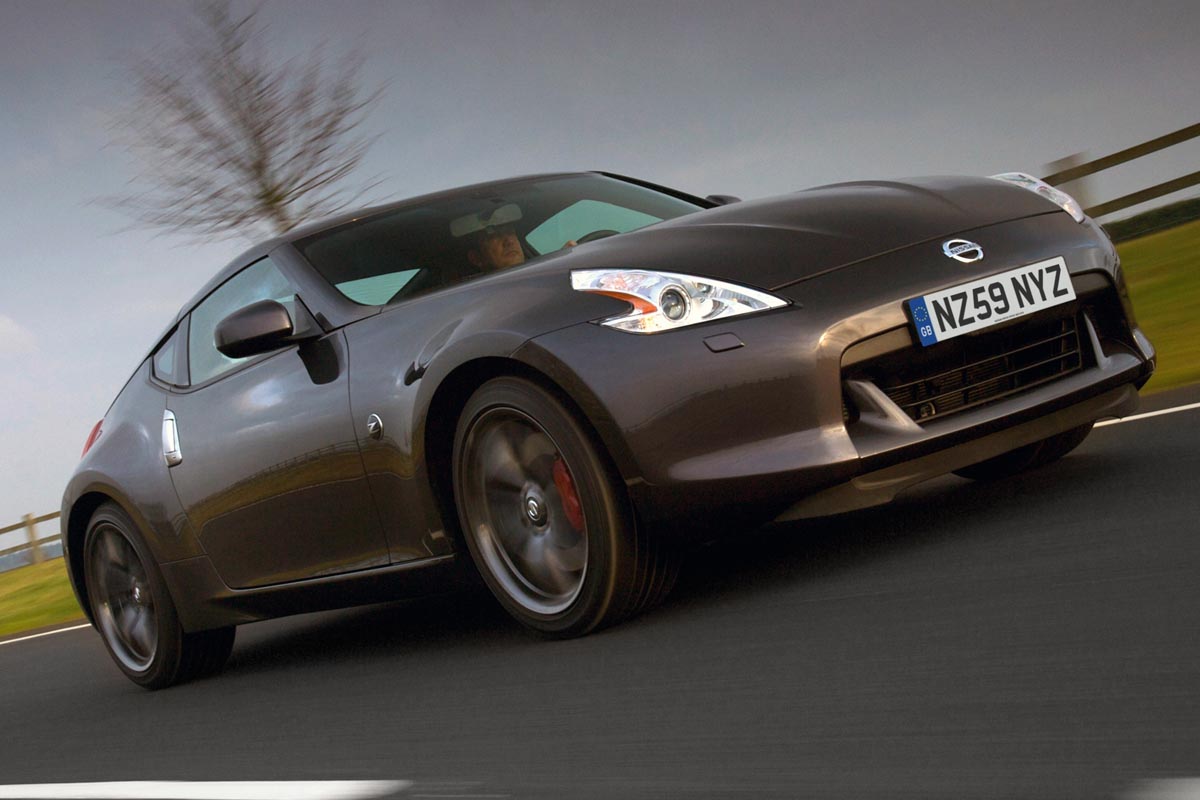 Nissan 370Z Black tracking