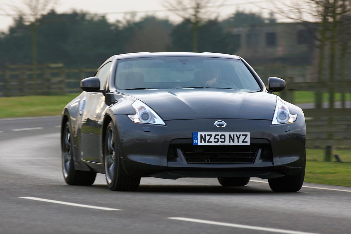 Nissan 370Z Black cornering