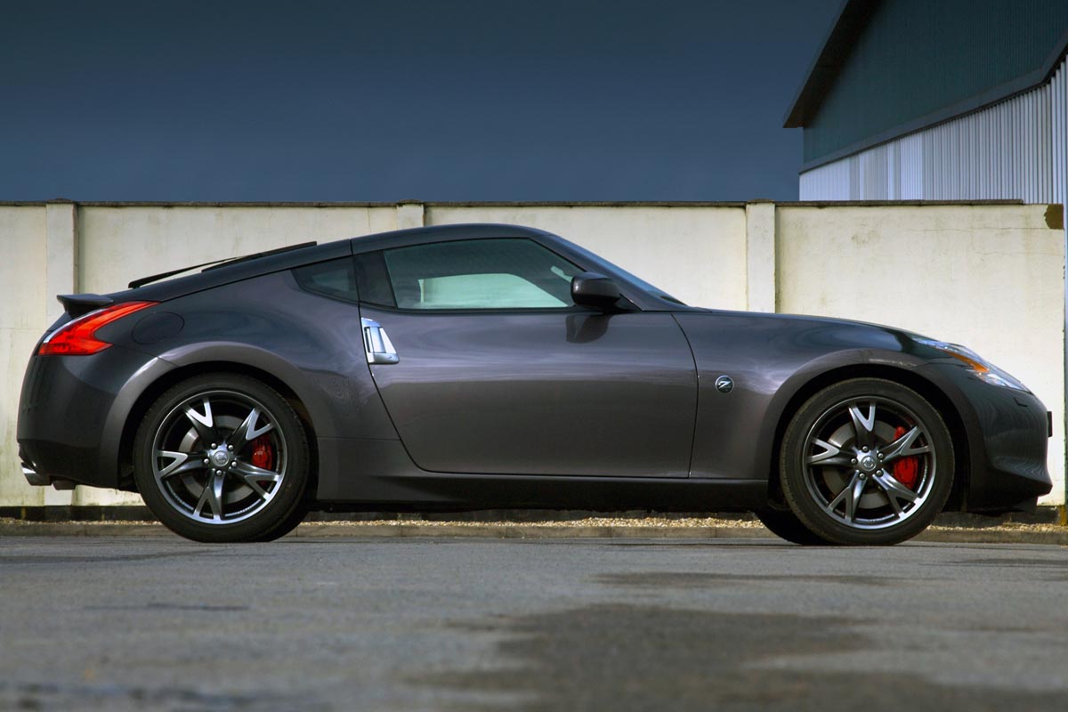 Nissan 370Z Black profile