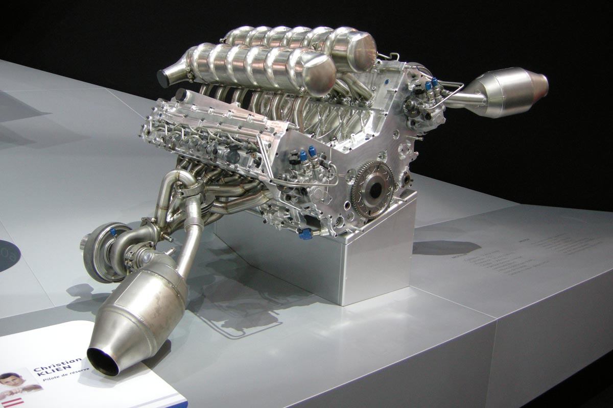 Peugeot 908 engine
