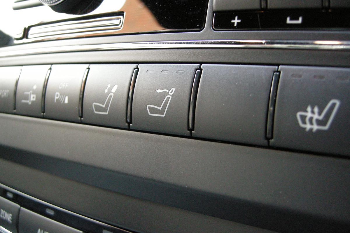 Mercedes E-Class Cabrio dash buttons