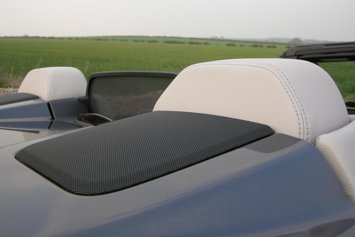 Mercedes E-Class Cabrio wind deflector down