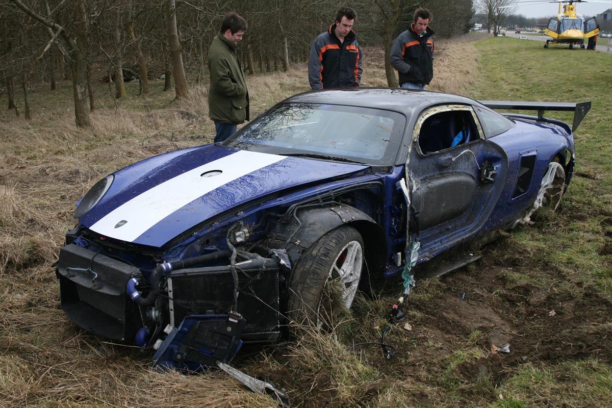 crashed 9ff GT9R front with 3 blokes