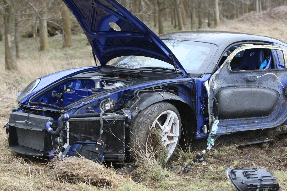 crashed 9ff GT9R close up