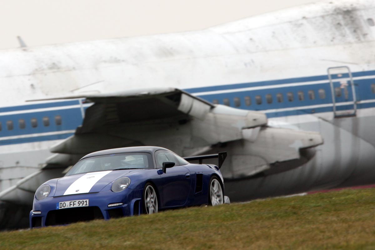 crashed 9ff GT9R with Jumbo
