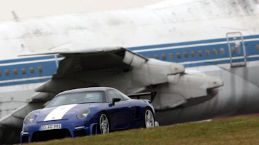 crashed 9ff GT9R with Jumbo