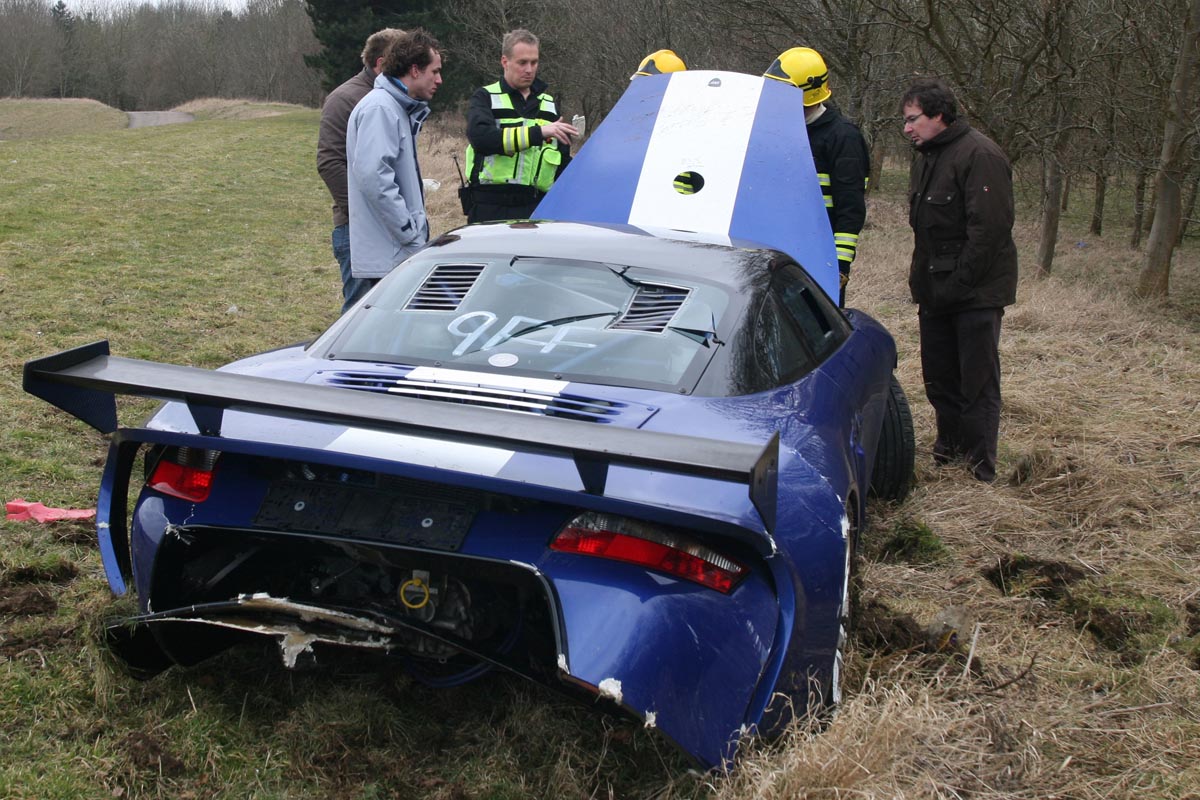 crashed 9ff GT9R with blokes by bonnet