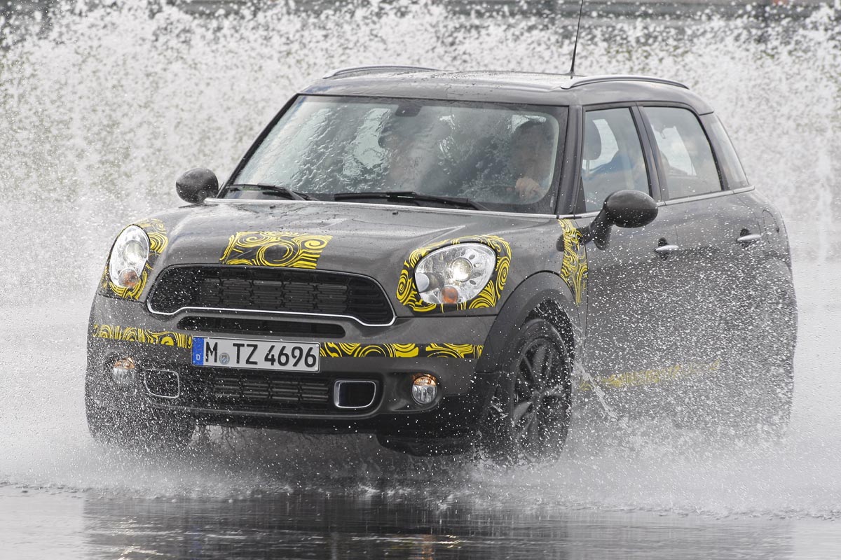 Mini Countryman water splash