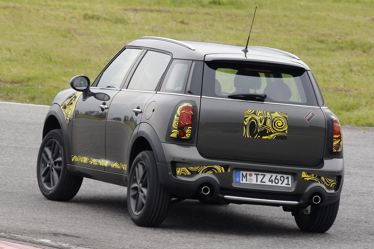 Mini Countryman rear corner high