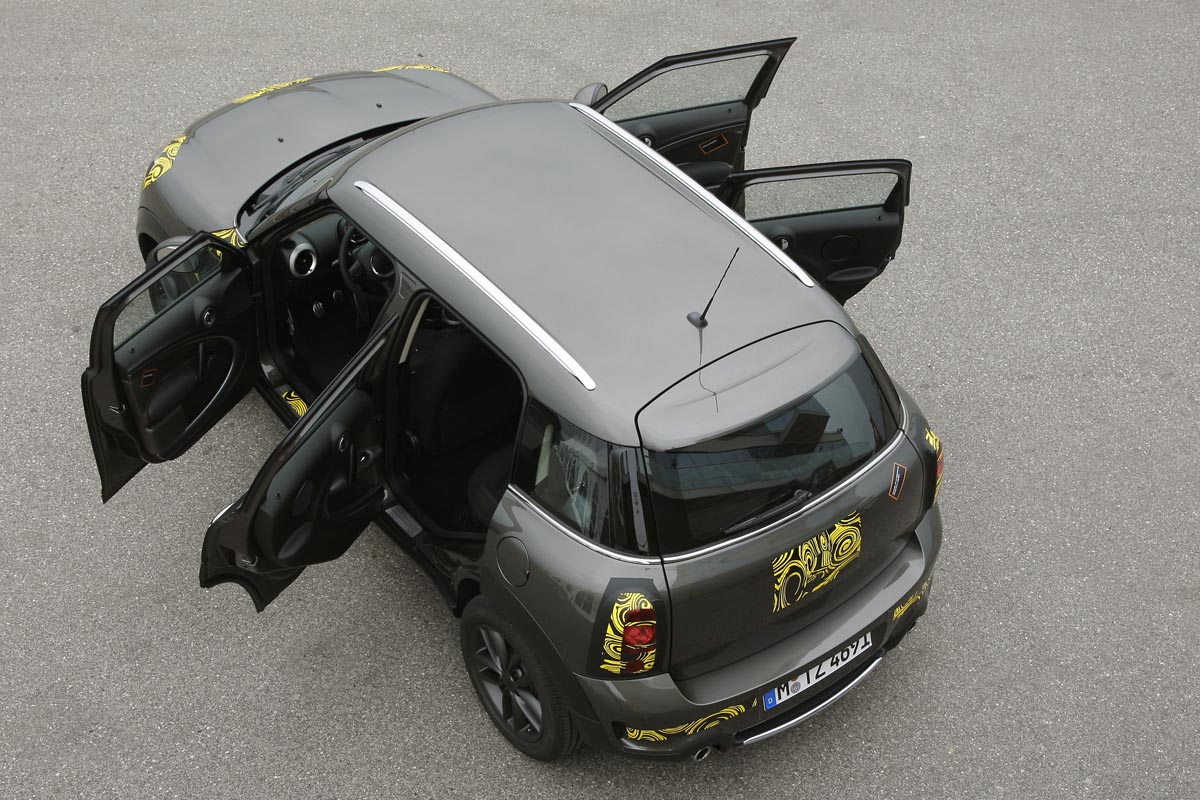 Mini Countryman doors open