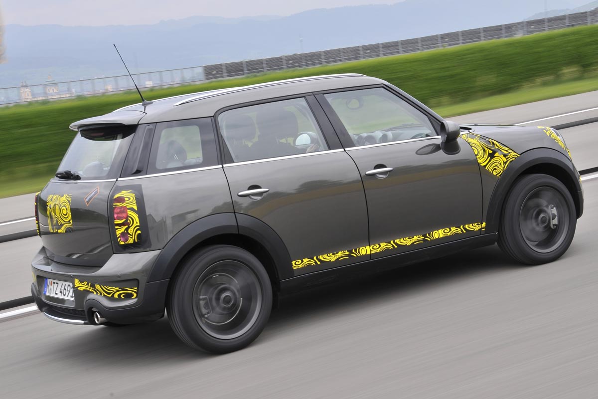 Mini Countryman rear pan track