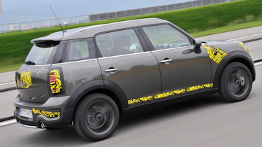 Mini Countryman rear pan track