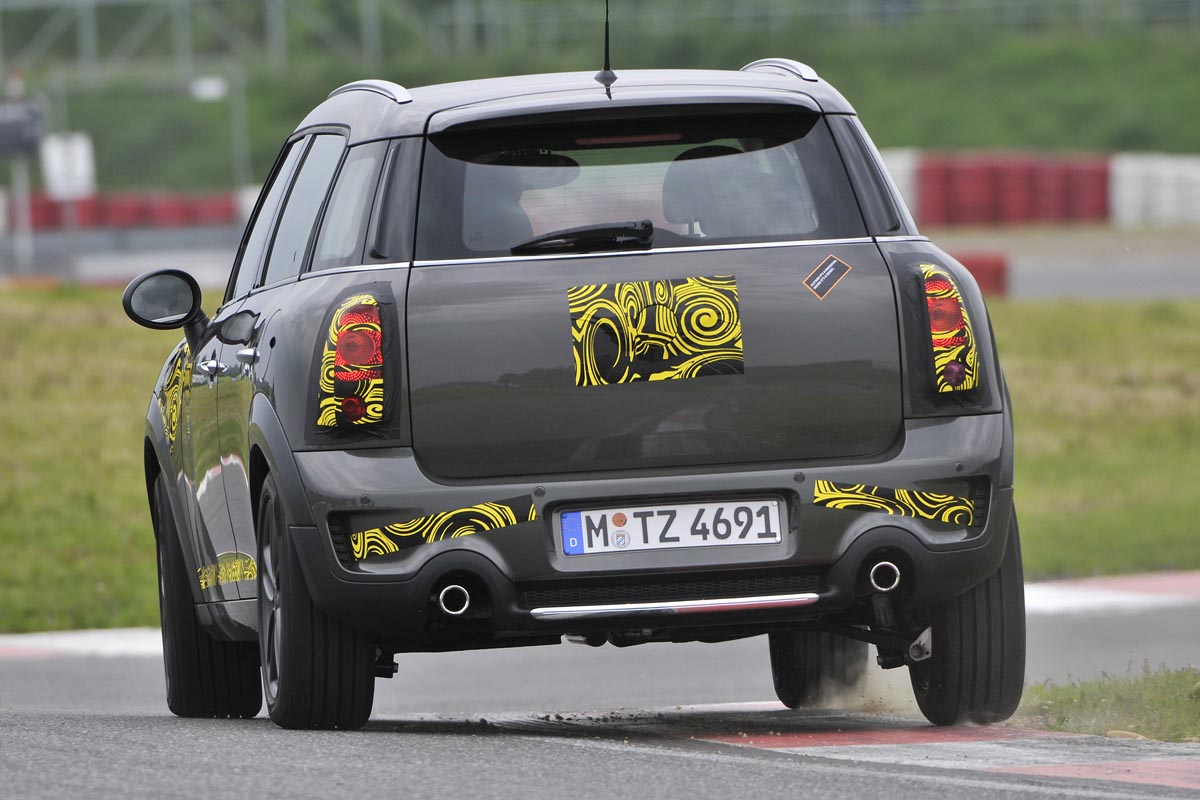 Mini Countryman rear corner high