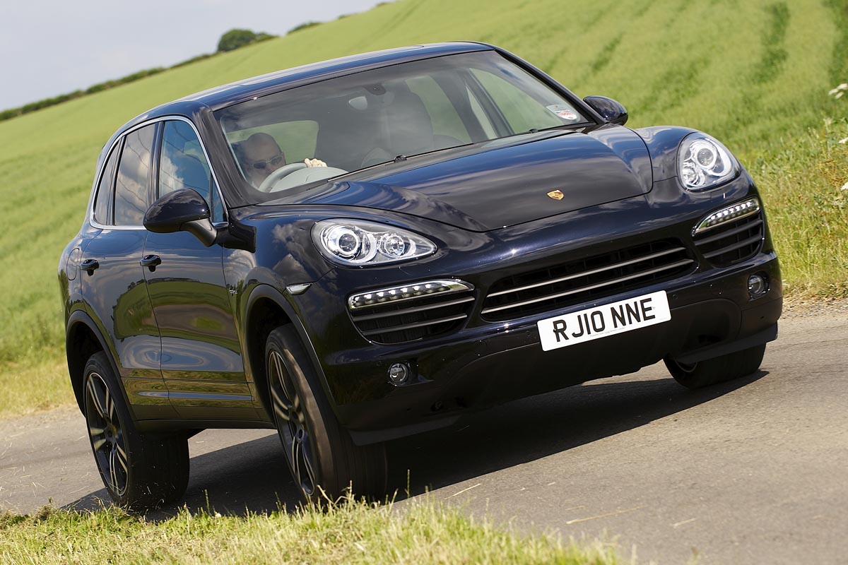 Porsche Cayenne Hybrid pan corner