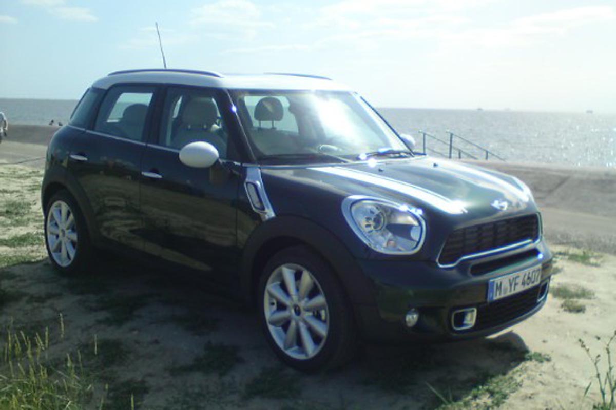 Mini Countryman by sea