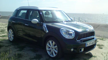 Mini Countryman by sea