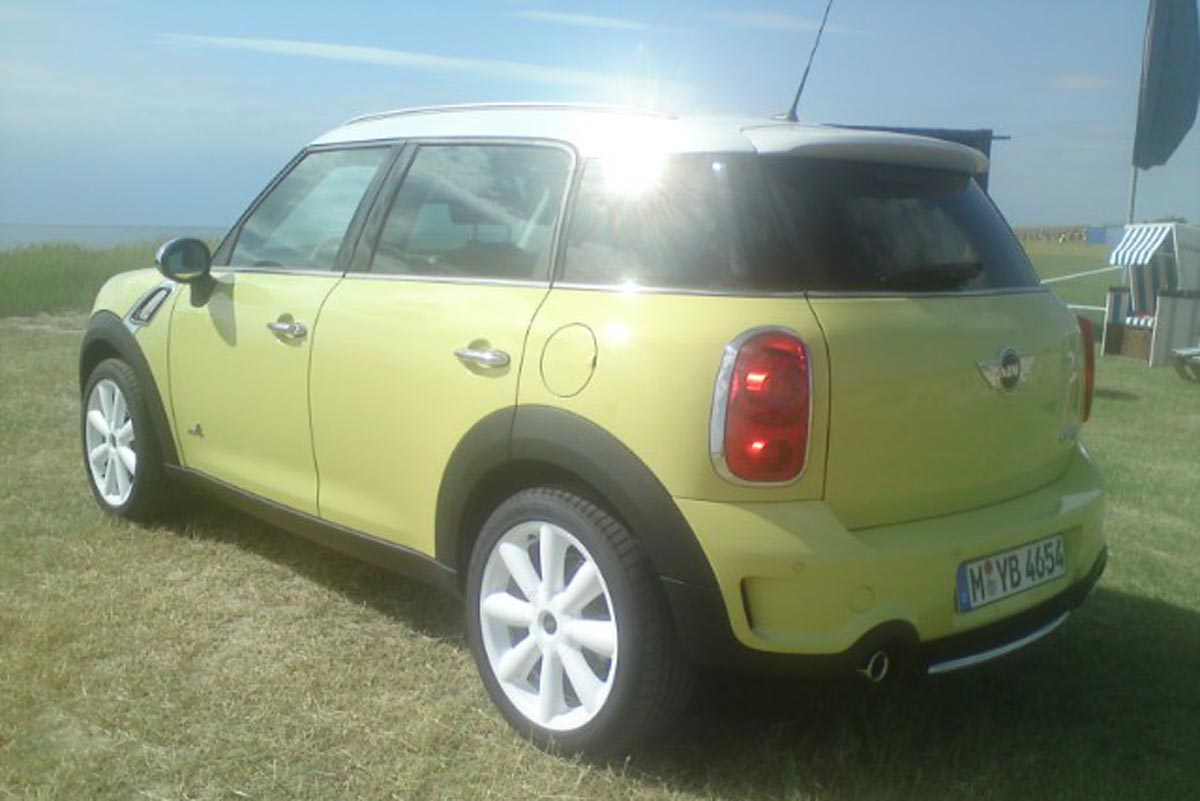 Mini Countryman yellow